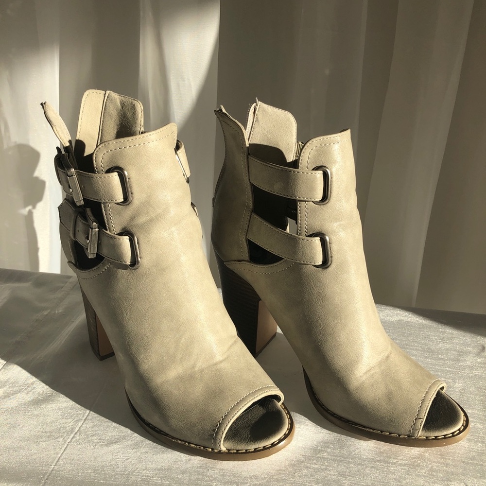 Guess light grey leather shoes with a brown heel.